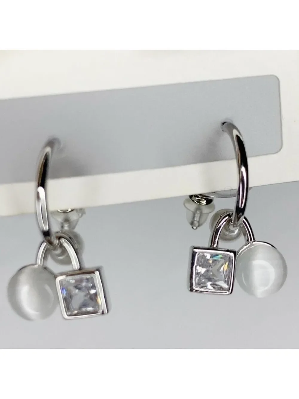 𝅺new STOCK-Dainty, Elegant Silver /Pearl Earring